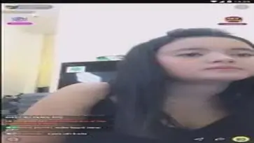 Dokumentasi Gadis Cantik Live Bersantai Kasur