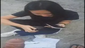 Gadis Cantik Pasrah Goyang Kasur Belajar