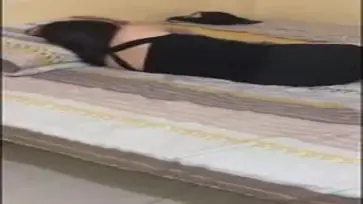 Gadis Cantik Pasrah Goyang Kasur Saat Tidur