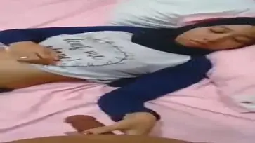Gadis Semok Cantik Pasrah Goyang Kasur Hot