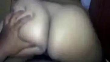 Tante Dewasa Cantik Pasrah Goyang Kasur Pemuda