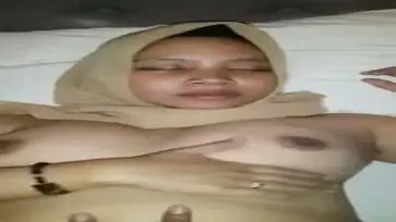 Ukhti Tante Hijab Semok Cantik Pasrah Kasur
